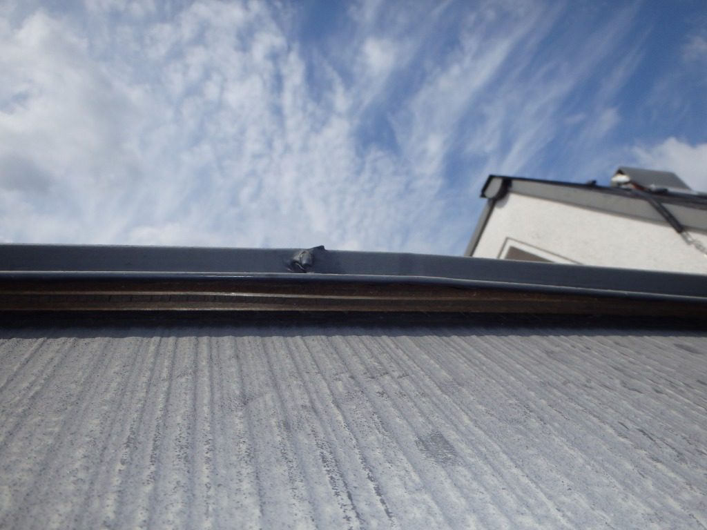 雨漏りの原因は屋根の棟板金 釘が外れて浮いてしまっていました 加古川 神戸 明石 三田 宝塚 小野 三木エリアの屋根修理 雨漏り 修理なら 翔飛工業株式会社 明確化な施工内容と料金体系