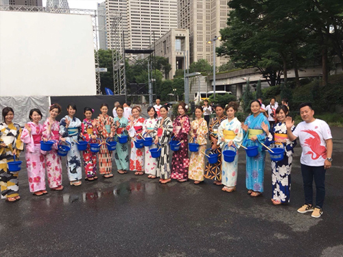 新宿に涼を呼ぶ「打ち水」イベントを開催しました。