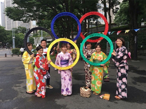 新宿に涼を呼ぶ「打ち水」イベントを開催しました。