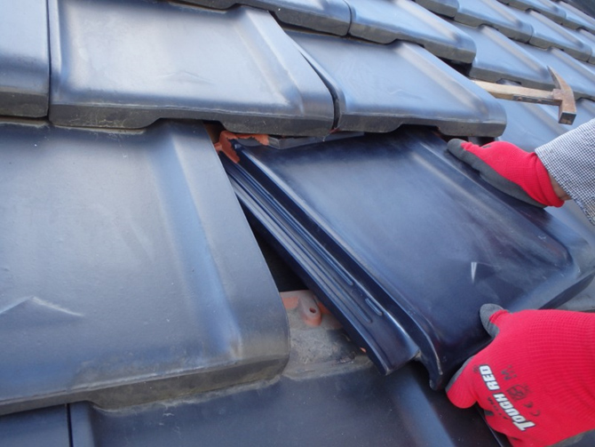 台風の影響で割れた瓦を差し替え工事 急勾配の屋根には安全対策で足場を立てて工事します リフォーム 翔飛工業