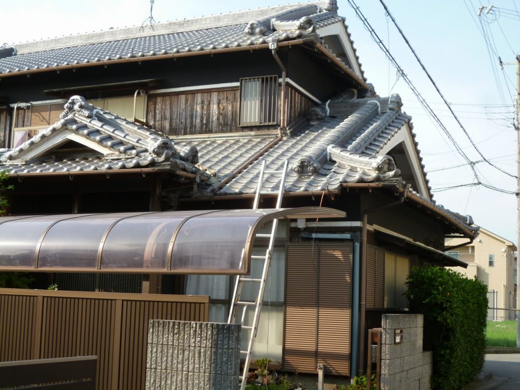 「ちゃんとした屋根屋さんに頼みたいと思って探しました。」昔ながらの立派な和瓦の屋根を補修しました