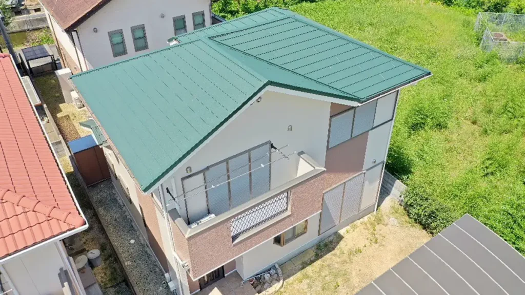 【兵庫県加古川市】剥がれたスレート屋根をガルテクトで葺き替え|外壁塗装・ベランダ防水も|K様邸の施工事例