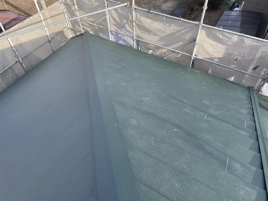 【加古川市】ヒョウ被害の屋根修理にガルテクトカバー工法|外壁塗装・ベランダ防水も同時施工